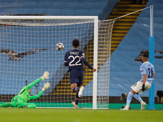 Riyad Mahrez de Manchester City marque son deuxième but contre le Paris Saint-Germain en Ligue des champions le 4 mai 2021
