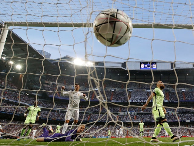 Fernando de Manchester City marque un but contre son camp et le premier du Real Madrid alors que Joe Hart et Cristiano Ronaldo réagissent le 4 mai 2016