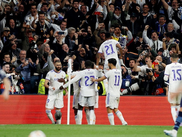 Karim Benzema du Real Madrid célèbre son troisième but avec ses fans et ses coéquipiers le 4 mai 2022
