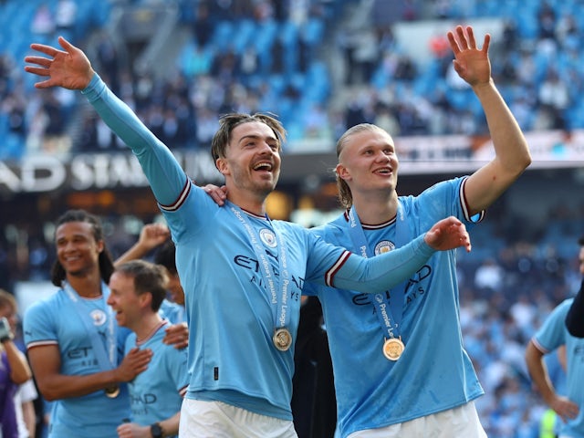 Jack Grealish et Erling Braut Haaland de Manchester City célèbrent après avoir remporté la Premier League le 21 mai 2023