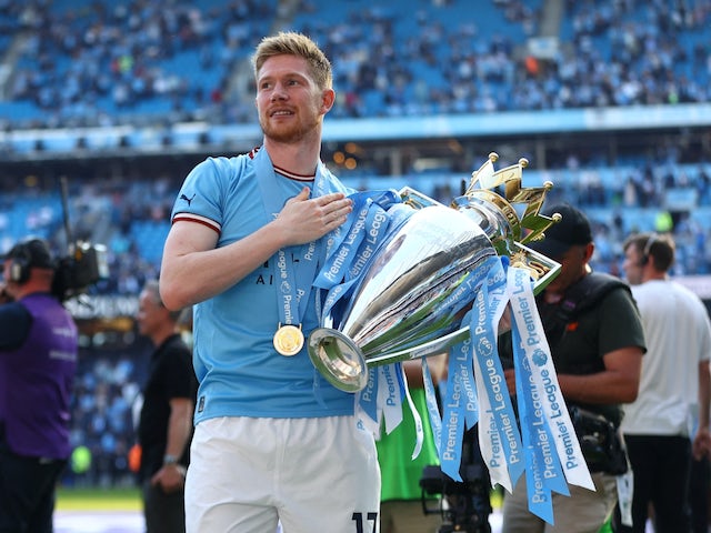 Kevin De Bruyne de Manchester City célèbre avec le trophée après avoir remporté la Premier League le 21 mai 2023