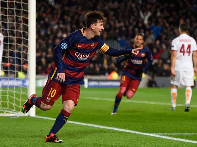 Lionel Messi de Barcelone célèbre le deuxième but de son équipe lors du match du groupe E de l'UEFA Champions League entre le FC Barcelone et l'AS Roma au Camp Nou le 24 novembre 2015