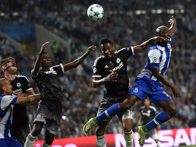 Le milieu de terrain nigérian de Chelsea John Obi Mikel (2e R) rivalise avec le milieu de terrain de Porto Danilo Pereira (R) au cours de l'UEFA Champions League Groupe G match de football au stade Dragao à Porto le 29 septembre 2015. 