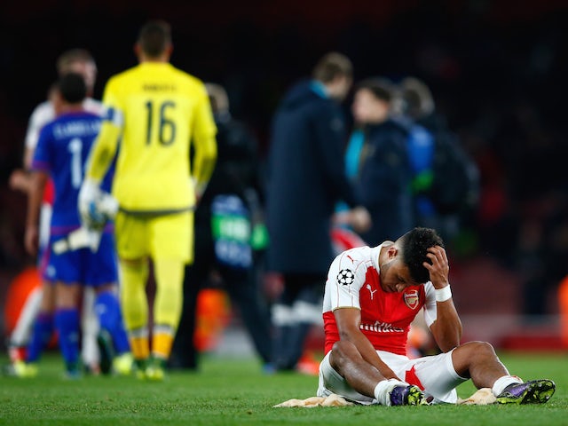 Alex Oxlade-Chamberlain d'Arsenal est abattu après le match du groupe F de l'UEFA Champions League entre l'Arsenal FC et l'Olympiacos FC à l'Emirates Stadium le 29 septembre 2015 à Londres, au Royaume-Uni.