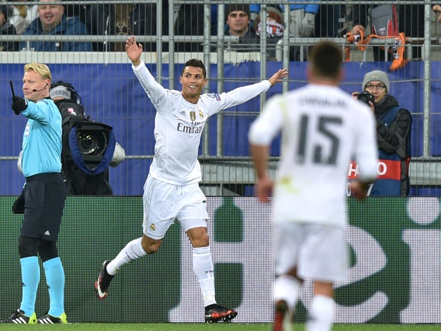 L'attaquant portugais du Real Madrid Cristiano Ronaldo célèbre après avoir marqué lors du match de football du groupe A de l'UEFA Champions League entre le Shakhtar Donetsk et le Real Madrid à Lviv le 25 novembre 2015