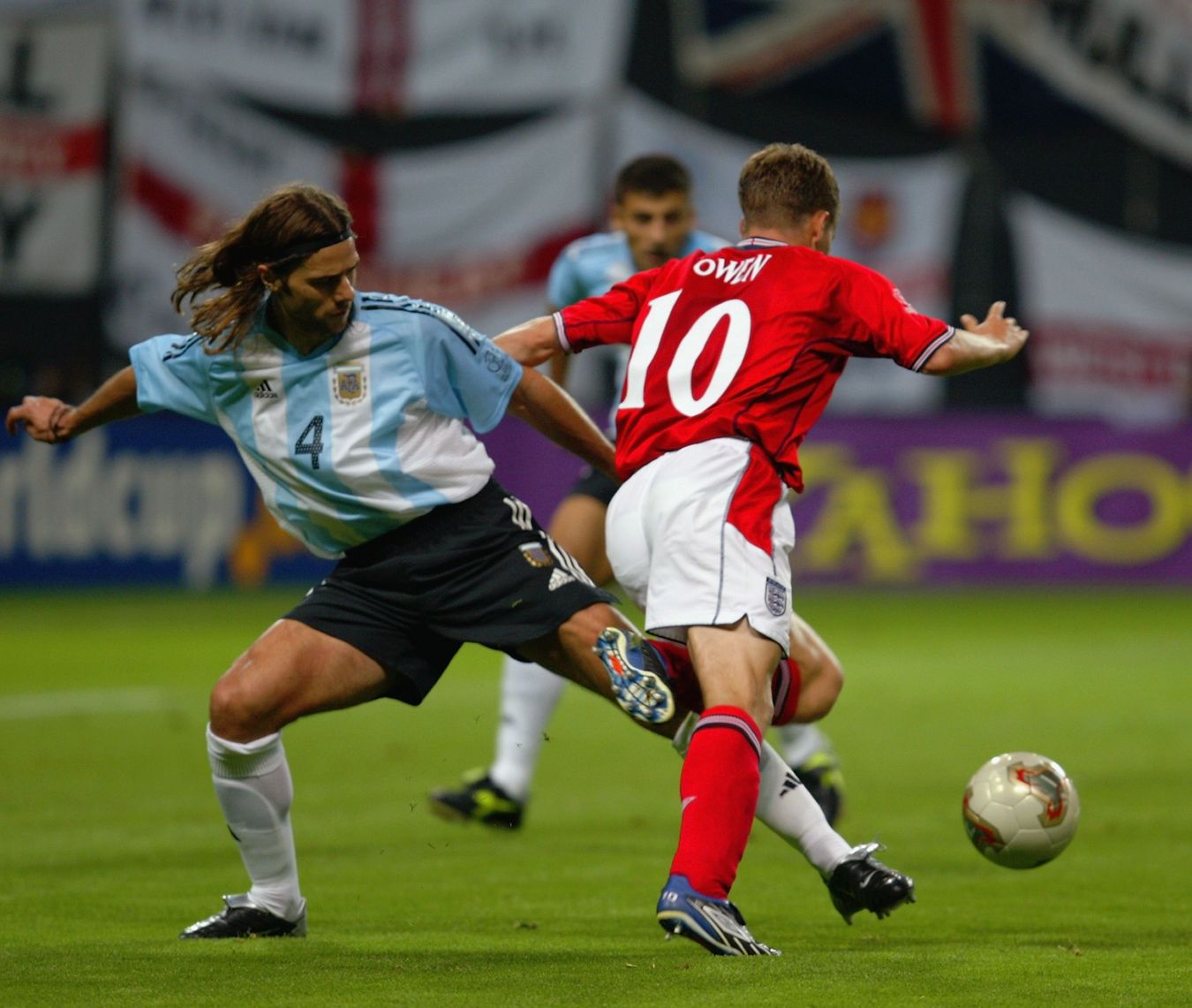 L'Argentin Mauricio Pochettino commet une faute sur l'Anglais Michael Owen lors de la Coupe du monde 2002