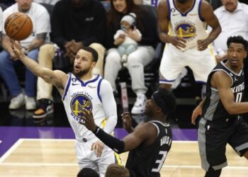 Nba, Sacramento-Golden State 100-120 : 50 par Curry, Warriors contre LeBron