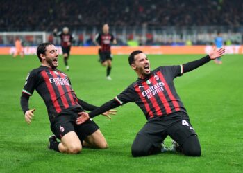 Ismael Bennacer de l'AC Milan célèbre son premier but avec Davide Calabria le 12 avril 2023