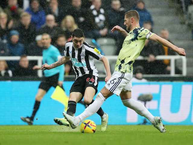 Miguel Almiron de Newcastle United en action avec Liam Cooper de Leeds United le 31 décembre 2022