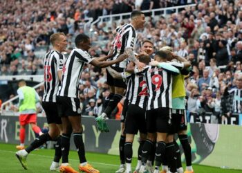 Les joueurs de Newcastle United célèbrent un but contre son camp marqué par Deniz Undav de Brighton & Hove Albion le 18 mai 2023