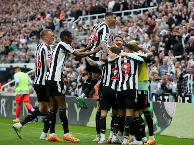 Les joueurs de Newcastle United célèbrent un but contre son camp marqué par Deniz Undav de Brighton & Hove Albion le 18 mai 2023