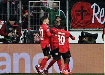 Moussa Diaby du Bayer Leverkusen célèbre son premier but avec Florian Wirtz et Jeremie Frimpong le 16 février 2023