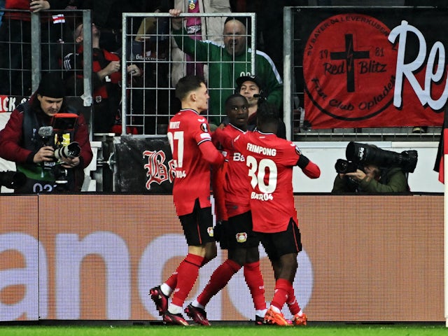 Moussa Diaby du Bayer Leverkusen célèbre son premier but avec Florian Wirtz et Jeremie Frimpong le 16 février 2023