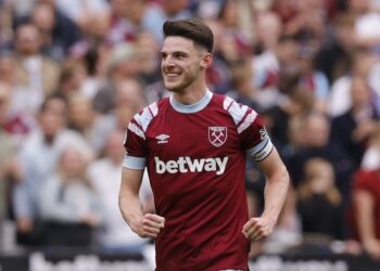 Declan Rice de West Ham United célèbre son premier but le 21 mai 2023