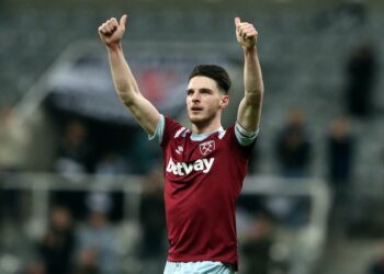 Declan Rice de West Ham United célèbre après le match du 4 février 2023