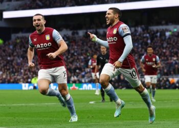 Emiliano Buendia d'Aston Villa célèbre son but contre Tottenham Hotspur le 1er janvier 2023