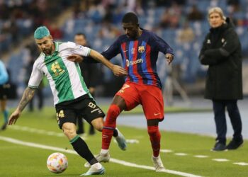 Aitor Ruibal du Real Betis en action avec Ousmane Dembele de Barcelone le 12 janvier 2023