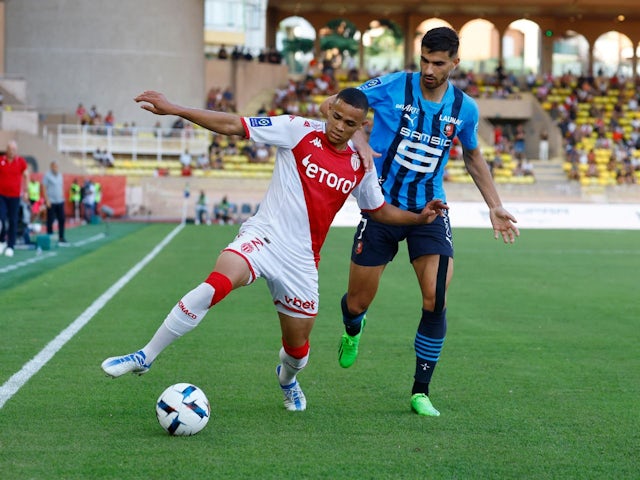 Vanderson de l'AS Monaco en action avec le Martin Terrier du Stade rennais le 13 août 2022
