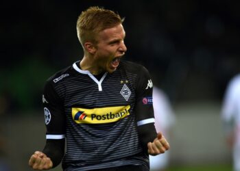 Le défenseur suédois de Mönchengladbach, Oscar Wendt, célèbre après le premier but du groupe D, match retour de l'UEFA Champions League Borussia Mönchengladbach vs FC Sevilla à Mönchengladbach, dans l'ouest de l'Allemagne, le 25 novembre 2015