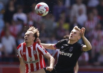 Mikkel Damsgaard de Brentford en action avec Flynn Downes de West Ham United le 14 mai 2023