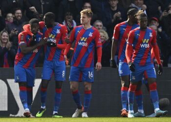 Marc Guehi de Crystal Palace célèbre son premier but avec Cheikhou Kouyate et Joachim Andersen le 20 mars 2022