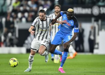 Adrien Rabiot de la Juventus en action avec Victor Osimhen de Naples le 23 avril 2023
