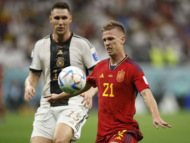 L'Espagnol Dani Olmo en action avec l'Allemand Niklas Sule lors de la Coupe du monde le 27 novembre 2022