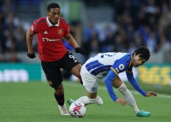 Anthony Martial de Manchester United en action avec Kaoru Mitoma de Brighton & Hove Albion le 4 mai 2023