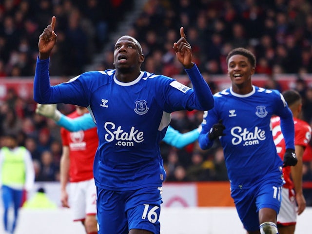 Abdoulaye Doucoure d'Everton célèbre son deuxième but avec Demarai Gray le 5 mai 2023