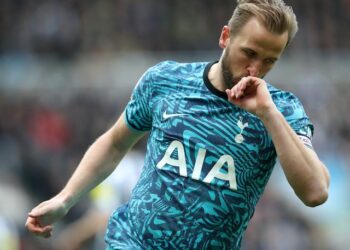 Harry Kane de Tottenham Hotspur célèbre son premier but le 23 avril 2023