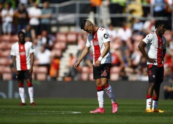 Les joueurs de Southampton semblent déçus après avoir concédé contre Fulham le 13 mai 2023