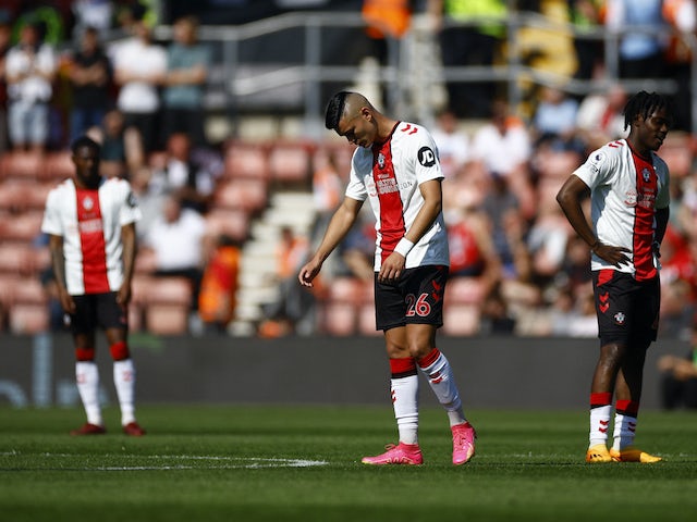 Les joueurs de Southampton semblent déçus après avoir concédé contre Fulham le 13 mai 2023