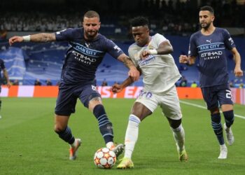 Vinicius Junior du Real Madrid en action avec Kyle Walker de Manchester City le 4 mai 2022