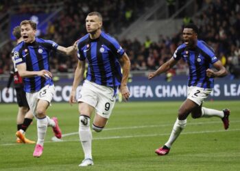 Edin Dzeko de l'Inter Milan célèbre son but contre l'AC Milan le 10 mai 2023