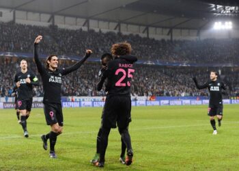 Le milieu de terrain français du Paris Saint-Germain Adrien Rabiot (C) célèbre le score avec ses coéquipiers lors du match de football match retour du groupe A de l'UEFA Champions League contre Malmö FF contre le Paris Saint-Germain (PSG) à Malmö, en Suède, le 25 novembre 2015