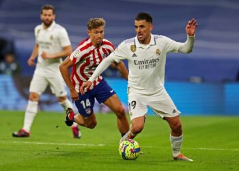 Dani Ceballos du Real Madrid en action avec Marcos Llorente de l'Atletico Madrid le 25 février 2023