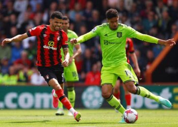 Raphael Varane de Manchester United en action avec Dominic Solanke de Bournemouth le 20 mai 2023