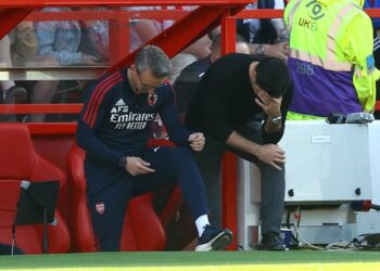 Le manager d'Arsenal Mikel Arteta et le manager adjoint Albert Stuivenberg réagissent le 20 mai 2023