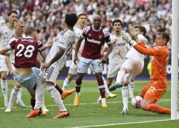 Tomas Soucek de West Ham United en action avec Joel Robles de Leeds United le 21 mai 2023
