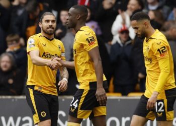 Toti des Wolverhampton Wanderers célèbre son premier but avec son coéquipier Ruben Neves le 6 mai 2023