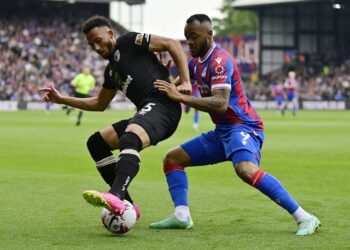 Lloyd Kelly de Bournemouth en action avec Jordan Ayew de Crystal Palace le 13 mai 2023