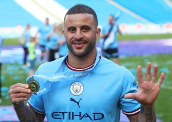Kyle Walker de Manchester City célèbre après avoir remporté la Premier League le 21 mai 2023
