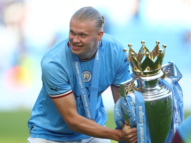 Erling Braut Haaland de Manchester City célèbre avec le trophée après avoir remporté la Premier League le 21 mai 2023