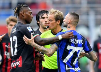 Rafael Leao de l'AC Milan affronte Marcelo Brozovic de l'Inter Milan le 3 septembre 2022