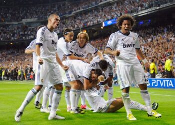 Les joueurs du Real Madrid célèbrent le but de Cristiano Ronaldo contre Manchester City le 18 septembre 2012