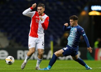 Orkun Kokcu de Feyenoord en action avec Otavio du FC Porto en Ligue Europa le 12 décembre 2019