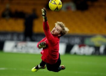 Le gardien de Liverpool Caoimhin Kelleher s'échauffe en janvier 2023