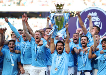 Man City soulève le trophée de la Premier League après avoir battu Chelsea