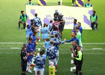 Les joueurs de Chelsea donnent une haie d'honneur aux joueurs de Manchester City le 21 mai 2023