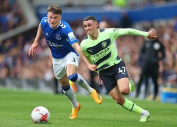 Phil Foden de Manchester City en action avec Nathan Patterson d'Everton le 14 mai 2023